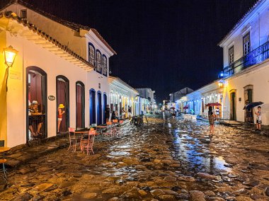 Paraty, Brezilya - 24 Ocak 2024: Paraty, Brezilya 'da şiddetli yağış, nehirde akıntıya yol açıyor.
