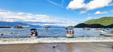 Abraao, Brezilya - 26 Ocak 2024: Angra dos Reis, Rio de Janeiro, Brezilya, Güney Amerika 'daki Ilha Grande adasındaki Abraao plajı