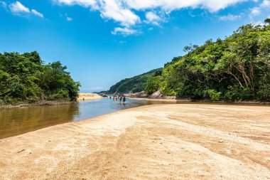 Ilha Grande, Brezilya - 27 Ocak 2024: Praia de Parnaioca, Parnaioca Plajı, kristal mavi su ve taşlı, Brezilya 'nın Angra dos Reis kenti yakınlarındaki Ilha Grande' de terk edilmiş tropikal plaj