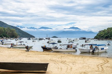 Ilha Grande, Brezilya - 28 Ocak 2024: Angra dos Reis 'teki Ilha Grande adasındaki Abraao plajı, Rio de Janeiro, Brezilya, Güney Amerika