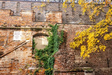 Almanya 'nın Münih kentindeki uzatılmış Jungfernturm, 1493 yılında Kreuzviertel' in ikinci şehir duvarıyla Zwinger duvarı arasında bir savunma kulesi olarak inşa edilmiştir..