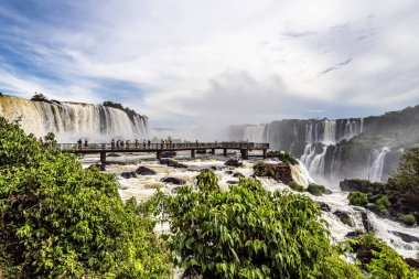 İguazu, Brezilya - 08 Aralık 2023: Dünyanın en büyük doğal harikalarından biri olan Iguazu Şelalesi 'nde Şeytanın Boğazı, Arjantin ve Brezilya sınırında, Latin Amerika