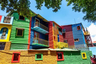 Buenos Aires, Arjantin - 16 Aralık 2023: Arjantin, Buenos Aires 'teki La Boca mahallesindeki Caminito caddesinde renkli binalar. Tango 'nun doğduğu liman bölgesiydi.