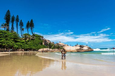 Florianopolis, Arjantin - 22 Aralık 2023: Florianopolis, Santa Catarina, Brezilya 'da taşlı ve kumullu Joaquina plajı. Praia da Joaquina Florianopolis 'te bir plajdır..