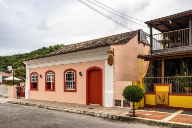 Santo Antonio de Lisboa, Brezilya - 24 Aralık 2023: Santo Antonio de Lisboa köyündeki tipik koloni evleri, Florianopolis, Brezilya. Florianopolis 'te bir turizm beldesi