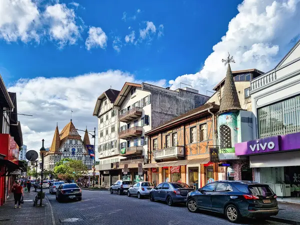 Blumenau, Brezilya - 26 Aralık 2023: XV de Novembro Caddesi, Blumenau, Santa Catarina, Brezilya 'da yarı keresteli Alman tarzı ev