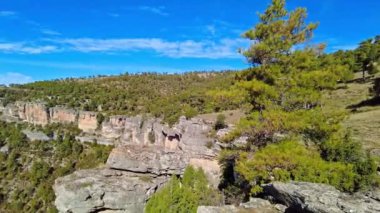 İspanya 'nın Una kentindeki Serrania de Cuenca' nın panoramik manzarası. Una, Cuenca, İspanya 'da yürüyüş patikaları La Raya ve El Escaleron