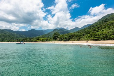 Ilha Grande, Brezilya - 27 Ocak 2024: Praia de Parnaioca, Parnaioca Plajı, kristal mavi su ve taşlı, Brezilya 'nın Angra dos Reis kenti yakınlarındaki Ilha Grande' de terk edilmiş tropikal plaj