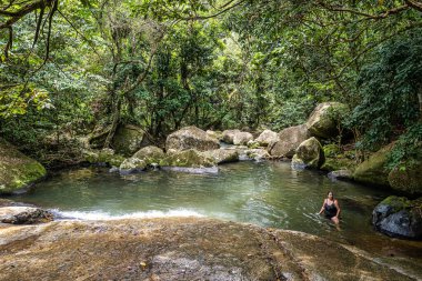 Ilha Grande, Brezilya - 28 Ocak 2024: Abraao, Ilha Grande, Costa Verde, Güney Rio de Janeiro, Brezilya 'daki güzel tropikal doğal havuz