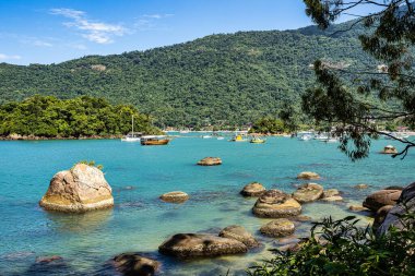 Ilha Grande, Brezilya - 28 Ocak 2024: Angra dos Reis 'teki Ilha Grande adasındaki Abraao Preta plajı, Rio de Janeiro, Brezilya, Güney Amerika