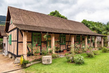 Pomerode, Brezilya - 27 Aralık 2023: Brezilya 'da Pomerode, Santa Catarina kırsalındaki Alman göçmenlerin yarı keresteli evi Casa Siewert