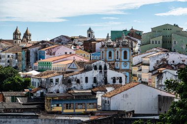 Salvador, Brezilya - 31 Aralık 2023: Brezilya 'nın Salvador da Bahia kentindeki Pelourinho ve Santo Antonio tarihi bölgesinde renkli koloni evleri.