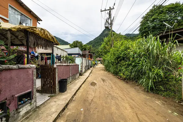 Ilha Grande, Brezilya - 29 Ocak 2024: Ilha Grande Adası 'ndaki güzel evleri ve bahçeleri olan Vila do Abraao kasabası. Rio de Janeiro, Brezilya 'ya yakın bir yer. Yoğun şehir hayatından kaçmak için mükemmel bir yer..