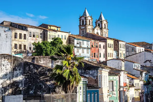 Salvador, Brezilya - 31 Aralık 2023: Brezilya 'nın Salvador da Bahia kentindeki Pelourinho ve Santo Antonio tarihi bölgesinde renkli koloni evleri.