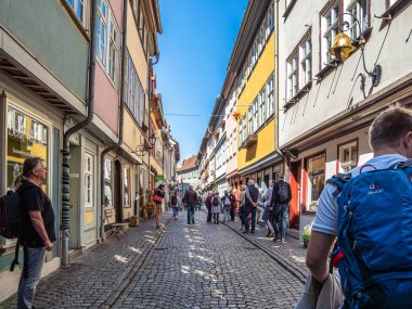 Erfurt, Almanya - 13 Mayıs 2023: Merchants Bridge, Kraemerbruecke, Erfurt, Almanya. 1325 yılında inşa edilmiş. Alpler 'in kuzeyinde tamamen evlerle inşa edilmiş tek köprü.