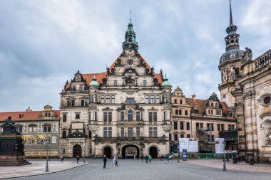 Dresden, Almanya - 14 Mayıs 2023: Dresden Şatosu, Dresden, Saksonya, Almanya. Müze, Avrupa 'nın en büyük hazine koleksiyonunu barındıran eşsiz bir tarihi müzedir..