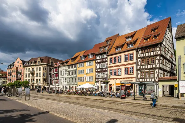 Erfurt, Almanya - 13 Mayıs 2023: Erfurt, Almanya 'nın ana pazar meydanı. Erfurt, Thüringen 'in başkentidir ve şehrin adı ilk kez 742 yılında geçmiştir.