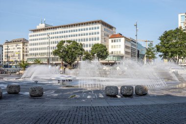 Münih, Almanya - 18 Haziran 2023: Münih 'in merkezinde bulunan Stachus veya Karlsplatz, zengin su özellikleriyle. Yazın serinlemek