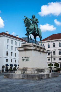 Münih, Almanya - 21 Eylül 2023: Maximilian Churfuerst Von Bayern heykeli. Wittelsbacher Meydanı Münih, Almanya