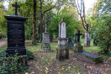 Münih, Almanya - 10 Ekim 2022: Tarihi mezar taşlarıyla ünlü Münih Eski Kuzey Mezarlığı manzarası. Cenazeler 1944 'ten beri burada yapılmadı. Bunun yerine mezarlık bir park olarak kullanılıyor..