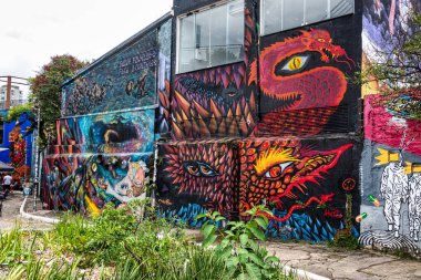 Sao Paulo, Brezilya - 20 Ocak 2024: Sao Paulo, Brezilya 'da Batman taklidi yapan Beco, Vila Madalena mahallesinde sokaklara yayılan graffiti yoğunluğu nedeniyle popüler bir turizm beldesi.