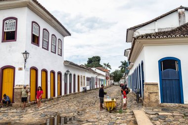 Paraty, Brezilya - 24 Ocak 2024: Paraty, Rio de Janeiro, Brezilya 'da tarihi merkezler ve caddeler. Paraty, Unesco listesindeki Colonil City.