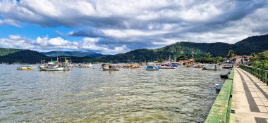 Paraty, Brezilya - 25 Ocak 2024: Paraty Güzel Limanı, Brezilya Rio de Janeiro ve Sao Paulo arasındaki körfezde renkli turist ve balıkçı tekneleri ile.