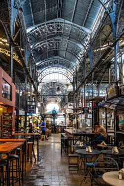 Buenos Aires, Arjantin - 16 Aralık 2023: Arjantin 'in başkenti Buenos Aires' teki ünlü San Telmo tarihi market gıda salonu.