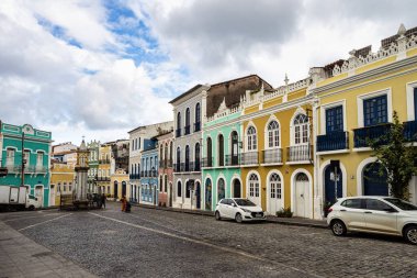 Salvador, Brezilya - 31 Aralık 2023: Brezilya 'nın Salvador da Bahia kentindeki Pelourinho ve Santo Antonio tarihi bölgesinde renkli koloni evleri.