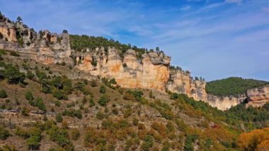 İspanya 'nın Una kentindeki Serrania de Cuenca' nın panoramik manzarası. Una, Cuenca, İspanya 'da yürüyüş patikaları La Raya ve El Escaleron