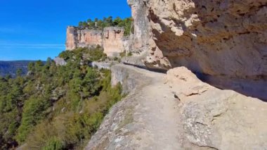 İspanya 'nın Una kentindeki Serrania de Cuenca' nın panoramik manzarası. Una, Cuenca, İspanya 'da yürüyüş patikaları La Raya ve El Escaleron