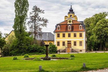 Weimar, Almanya - 12 Mayıs 2023: Weimar Thuringia Almanya yakınlarındaki Belvedere Şatosu 18. yüzyıldan kalma zarif bir yazlık. Castle Park 'tan görüntü.