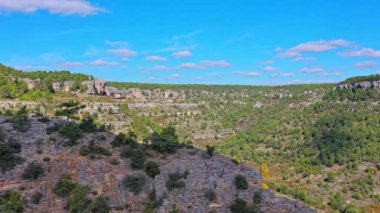 Valdecabras köyündeki dağ manzaraları, Serrania de Cuenca, İspanya, ona sihirli ve gizemli bir dokunuş veren şaşırtıcı kaya şekilleriyle.