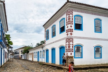 Paraty, Brezilya - 24 Ocak 2024: Paraty, Rio de Janeiro, Brezilya 'da tarihi merkezler ve caddeler. Paraty, Unesco listesindeki Colonil City.