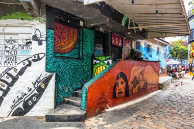 Sao Paulo, Brezilya - 20 Ocak 2024: Sao Paulo, Brezilya 'da Batman taklidi yapan Beco, Vila Madalena mahallesinde sokaklara yayılan graffiti yoğunluğu nedeniyle popüler bir turizm beldesi.