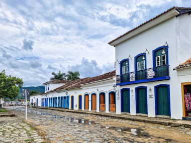 Paraty, Brezilya - 24 Ocak 2024: Paraty, Rio de Janeiro, Brezilya 'da tarihi merkezler ve caddeler. Paraty, Unesco tarafından listelenmiş bir sömürge şehridir.