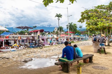 Paraty, Brezilya - 24 Ocak 2024: Paraty Güzel Limanı, Brezilya Rio de Janeiro ve Sao Paulo arasındaki körfezde renkli turist ve balıkçı tekneleri ile.