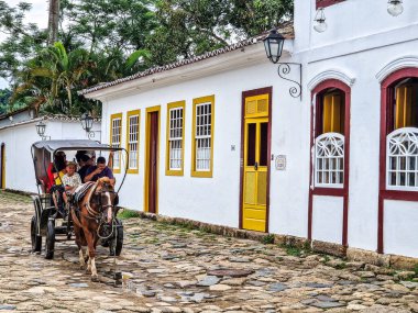 Paraty, Brezilya - 24 Ocak 2024: Paraty, Rio de Janeiro, Brezilya 'da tarihi merkezler ve caddeler. Paraty, Unesco tarafından listelenmiş bir sömürge şehridir.