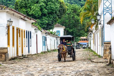 Paraty, Brezilya - 24 Ocak 2024: Paraty, Rio de Janeiro, Brezilya 'da tarihi merkezler ve caddeler. Paraty, Unesco tarafından listelenmiş bir sömürge şehridir.