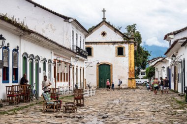 Paraty, Brezilya - 24 Ocak 2024: Paraty, Rio de Janeiro, Brezilya 'da tarihi merkezler ve caddeler. Paraty, Unesco tarafından listelenmiş bir sömürge şehridir.