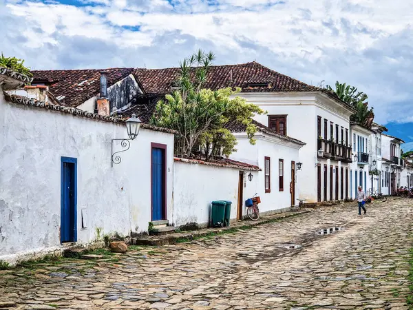 Paraty, Brezilya - 24 Ocak 2024: Paraty, Rio de Janeiro, Brezilya 'da tarihi merkezler ve caddeler. Paraty, Unesco tarafından listelenmiş bir sömürge şehridir.