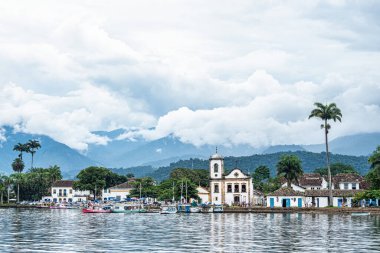 Paraty, Brezilya - 24 Ocak 2024: 18. yüzyıl Santa Rita de Cassia Kilisesi 'nin Cizvit Barok-Rococo tarzı Brezilya' nın Costa Verde 'sinde Paraty' de
