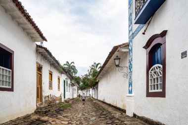 Paraty, Brezilya - 24 Ocak 2024: Paraty, Rio de Janeiro, Brezilya 'da tarihi merkezler ve caddeler. Paraty, Unesco tarafından listelenmiş bir sömürge şehridir.