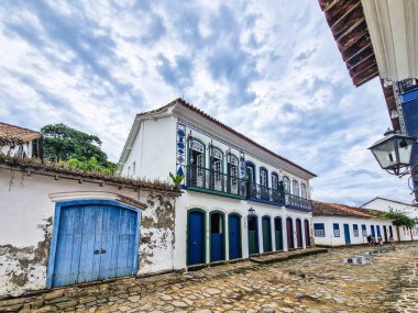 Paraty, Brezilya - 24 Ocak 2024: Paraty, Rio de Janeiro, Brezilya 'da tarihi merkezler ve caddeler. Paraty, Unesco tarafından listelenmiş bir sömürge şehridir.