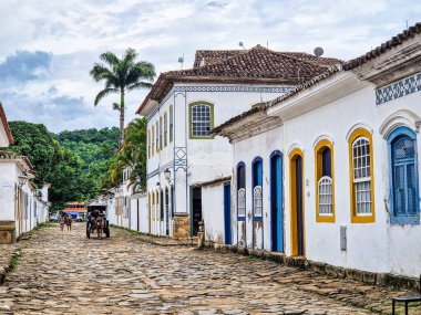 Paraty, Brezilya - 24 Ocak 2024: Paraty, Rio de Janeiro, Brezilya 'da tarihi merkezler ve caddeler. Paraty, Unesco tarafından listelenmiş bir sömürge şehridir.