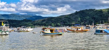 Paraty, Brezilya - 25 Ocak 2024: Paraty Güzel Limanı, Brezilya Rio de Janeiro ve Sao Paulo arasındaki körfezde renkli turist ve balıkçı tekneleri ile.