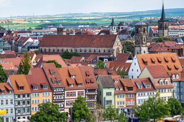 Erfurt, Almanya - 13 Mayıs 2023: Erfurt Katedrali ve Severikirche, Petersberg Kalesi 'nden St Severus Kilisesi, Erfurt, Almanya' nın Thüringen kentinin başkenti ve en büyük kenti..