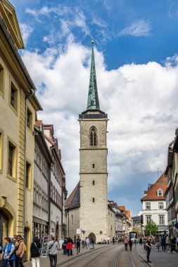 Erfurt, Almanya - 13 Mayıs 2023: St Giles Kilisesi, Aegidienkirche Erfurt, Almanya 'da Wenigenmarkt Meydanı. Thüringen 'in başkenti ve en büyük şehri
