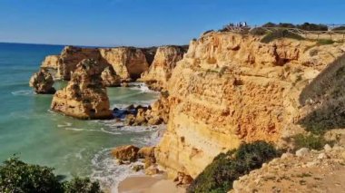 Praia da Marinha Sahili, Yedi Asılı Vadi Yolu 'ndaki kayalıkların ve kayalıkların arasında Percurso dos Sete Vales Suspensos. Algarve, Portekiz