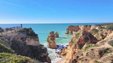 Praia da Marinha Sahili, Yedi Asılı Vadi Yolu 'ndaki kayalıkların ve kayalıkların arasında Percurso dos Sete Vales Suspensos. Algarve, Portekiz